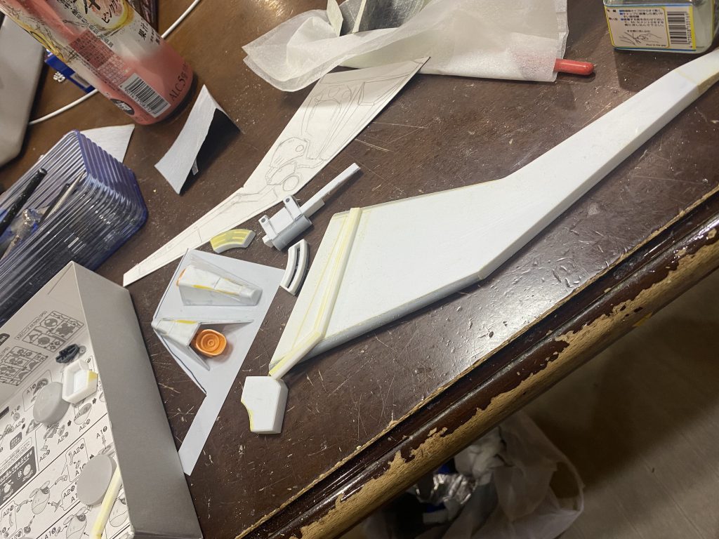 ひたすらプラ板、プラ棒、プラパイプで形を作り、パーツを作って行きました。