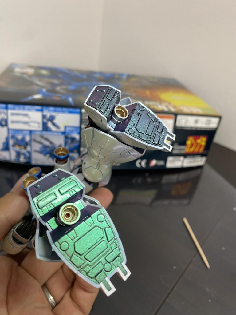 黒鉄に前述の偏光塗料を吹くとこんな感じになりました。