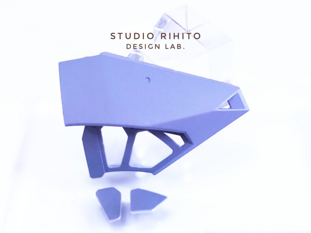 フロントフード両脇をタガネでトラス抜き内部が露出して見えるようにしています