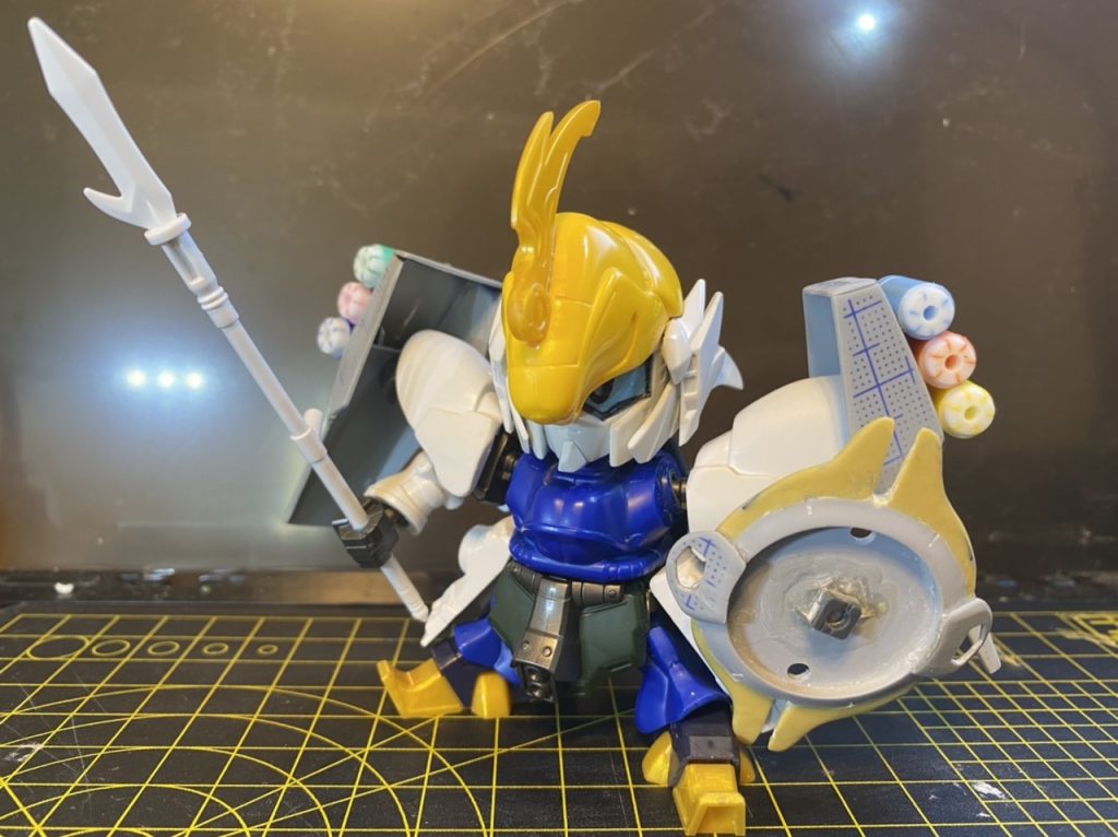 シールド以外は三国伝キットと旧BBヤクト・ドーガのミキシング。ちなみにファンネルは、何かのカラーのペンをぶった切って貼り付け。