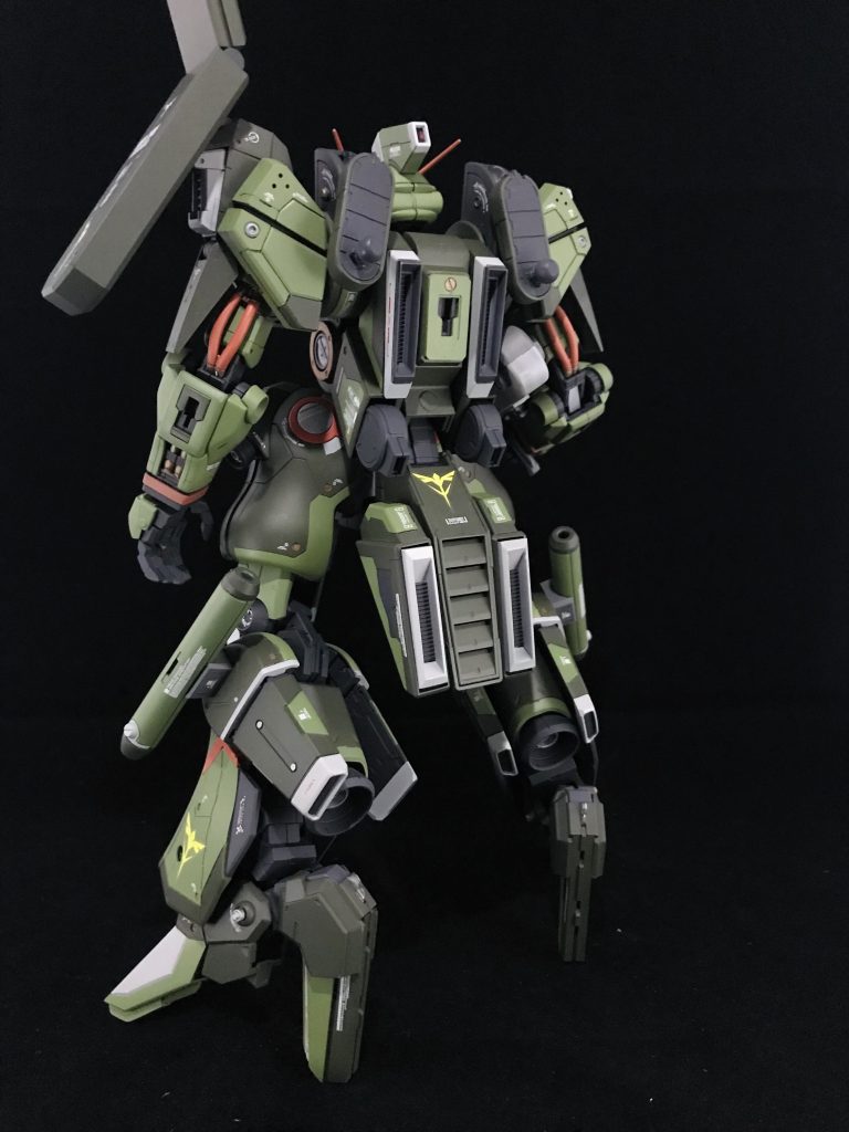 シールドブースターを装備しなくても、高い機動性を得る為、スラスターは増設されています。