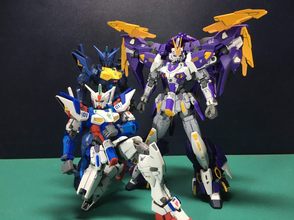 過去作のジェミナス01、ジェミナス02と並んで。原型が残っているのは腕と腰回り、腿、胴体の下半分程度ですね。写真では写してないですがスネの増加装甲を外した素体の脚もきっちり塗装とマーキングを施しています。