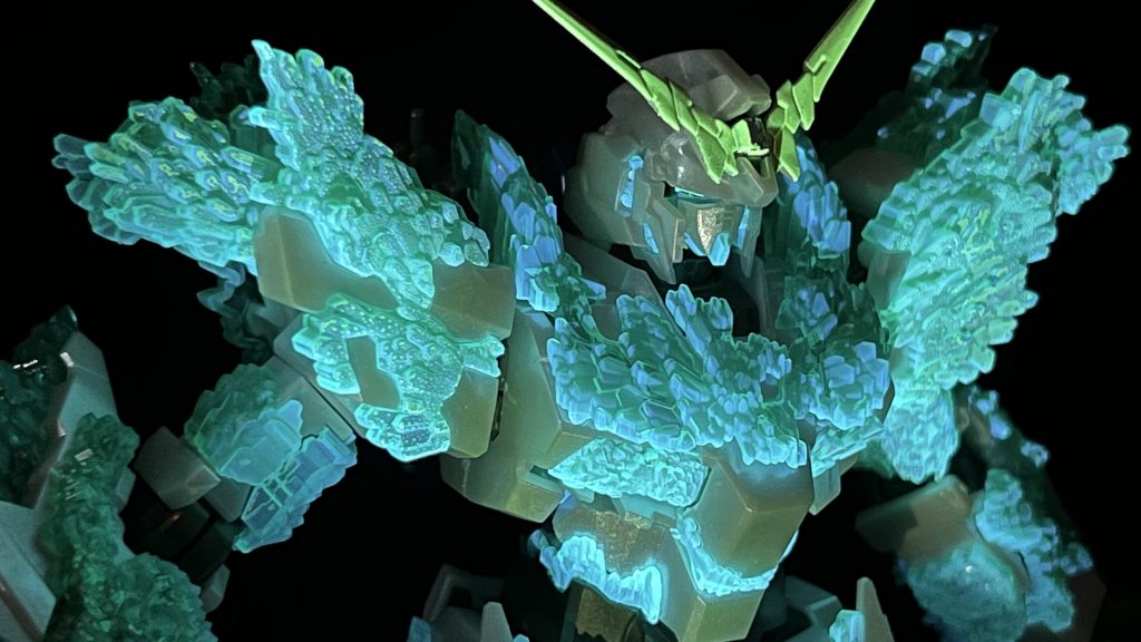 特にやすりがけもせず、プラ直でランナーにふわっと数回吹きかけるように塗装しました。発光はブラックライトでの発光です。