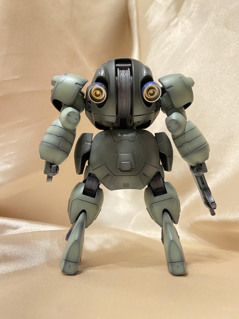 パーツ数の少なさにびっくりしましたが完成したらこんな重量感のある機体に✨✨カッコ良いです❗️