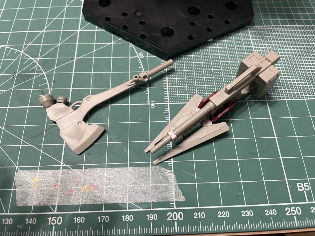 そして武器についてはシュバルベのワイヤー射出部分を少し切り溶着。アックスに余剰のバーニアを溶着しバーニアによる切断力向上を狙う設定です。