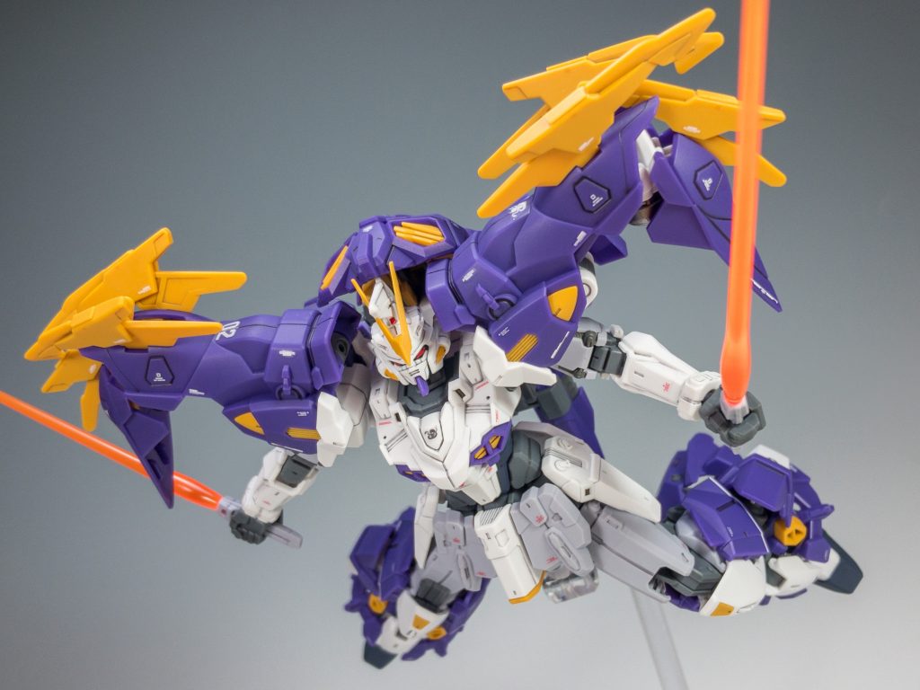 サーベルで。蛍光オレンジの珍しいビーム刃です。二刀流がキマってます!