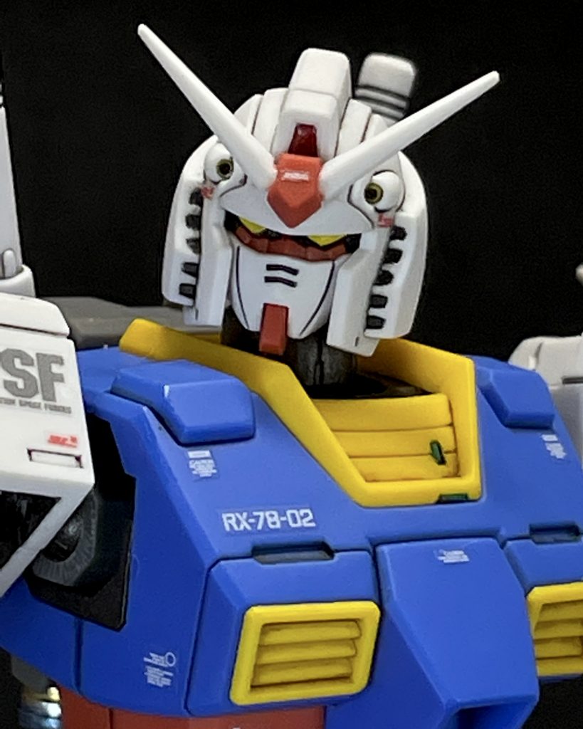 アンテナフラッグの除去と、頭部バルカンを開口。