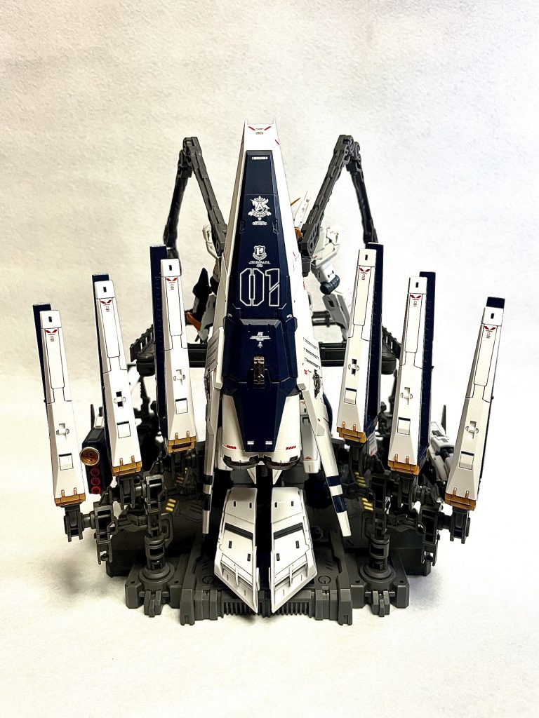 後ろ姿は更に劇シブ。コレだけでモビルアーマーの様です。