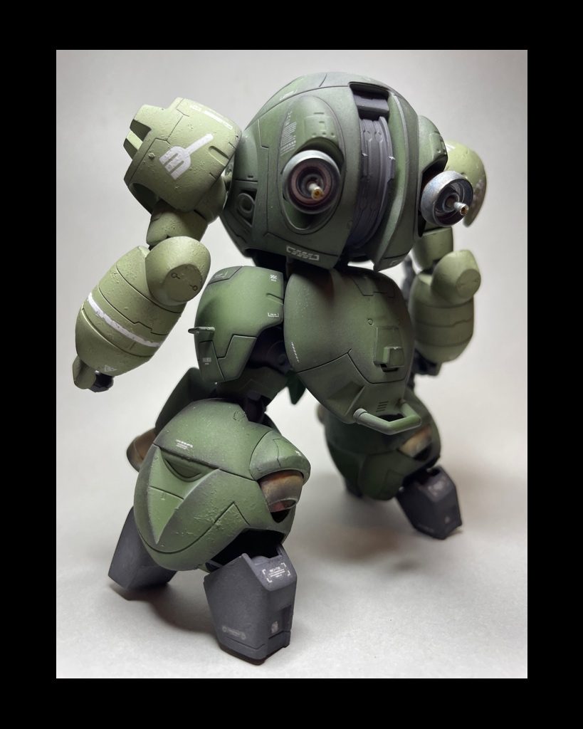 背後を煽る様に背中バーニアに金属パーツを使用。お尻のアーマーにはフックを追加してみました。