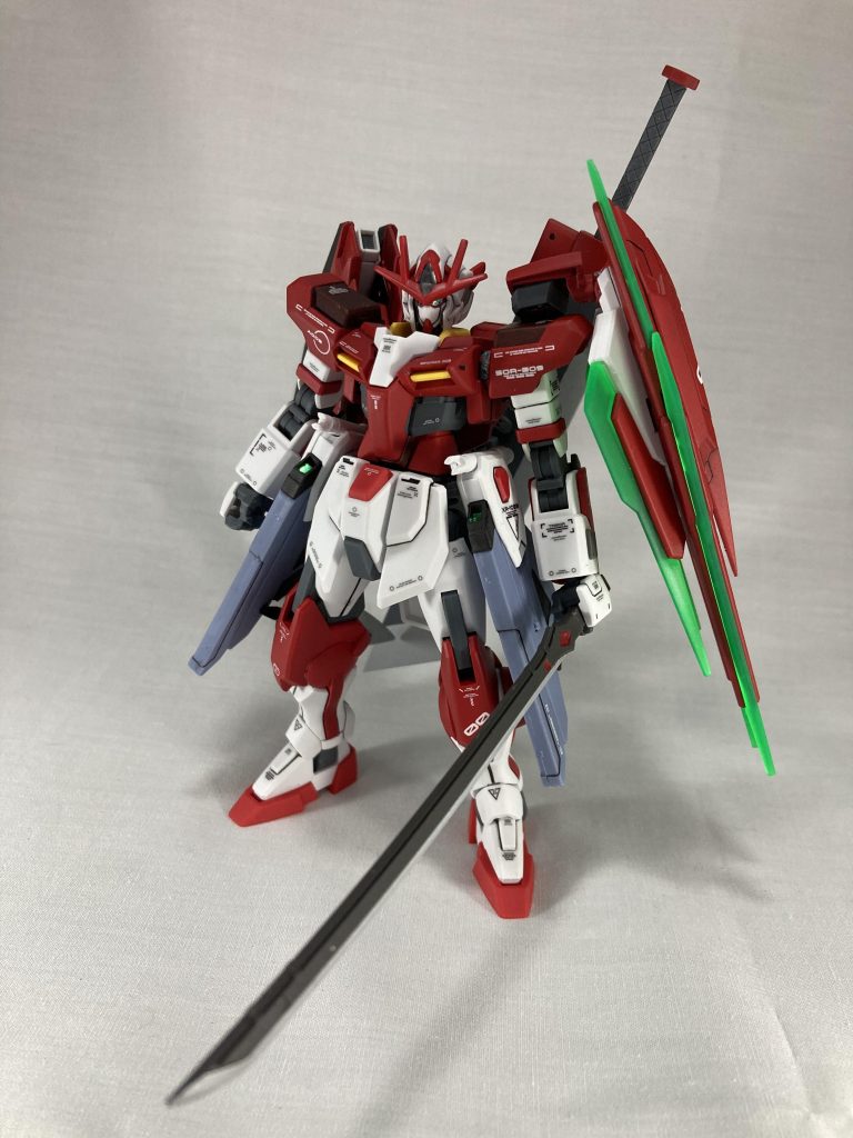 大剣は背中に背負うこともできます、こうして素立ちさせると結構ゴツくも細くも無い良い塩梅なのでは？ では今回はこれで以上です！