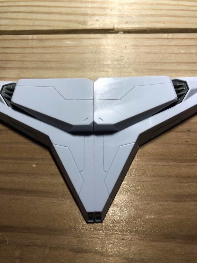 肩アーマーの筋彫り