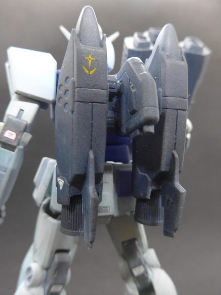 TD:バックパックはTallevin社と共同開発した高性能バックパックです。水中での機動性が飛躍的に向上し地上戦でも最低限動けます。A:Tallevin社って聞いたことないけど・・・。TD:主に艦船のエンジン開発ですが、余剰原料を使ってプラスチックの小瓶も作ったりしているようです。A:コビン??TD:弁当とかの醤油入れがあるでしょ、通称「タレビン」。A:そっちが社名??