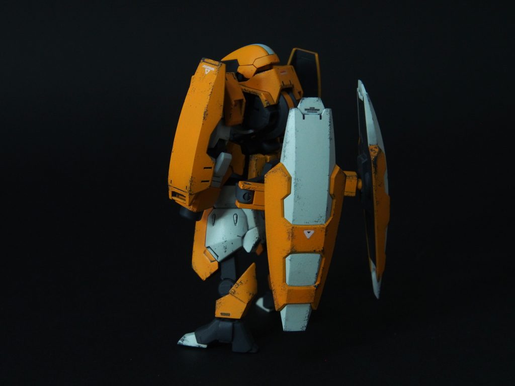 バックショット。シールドはAGE1ノーマルとアデル。どっちも一緒じゃねーか!アームはおそらくバンシィとスターゲイザーです。