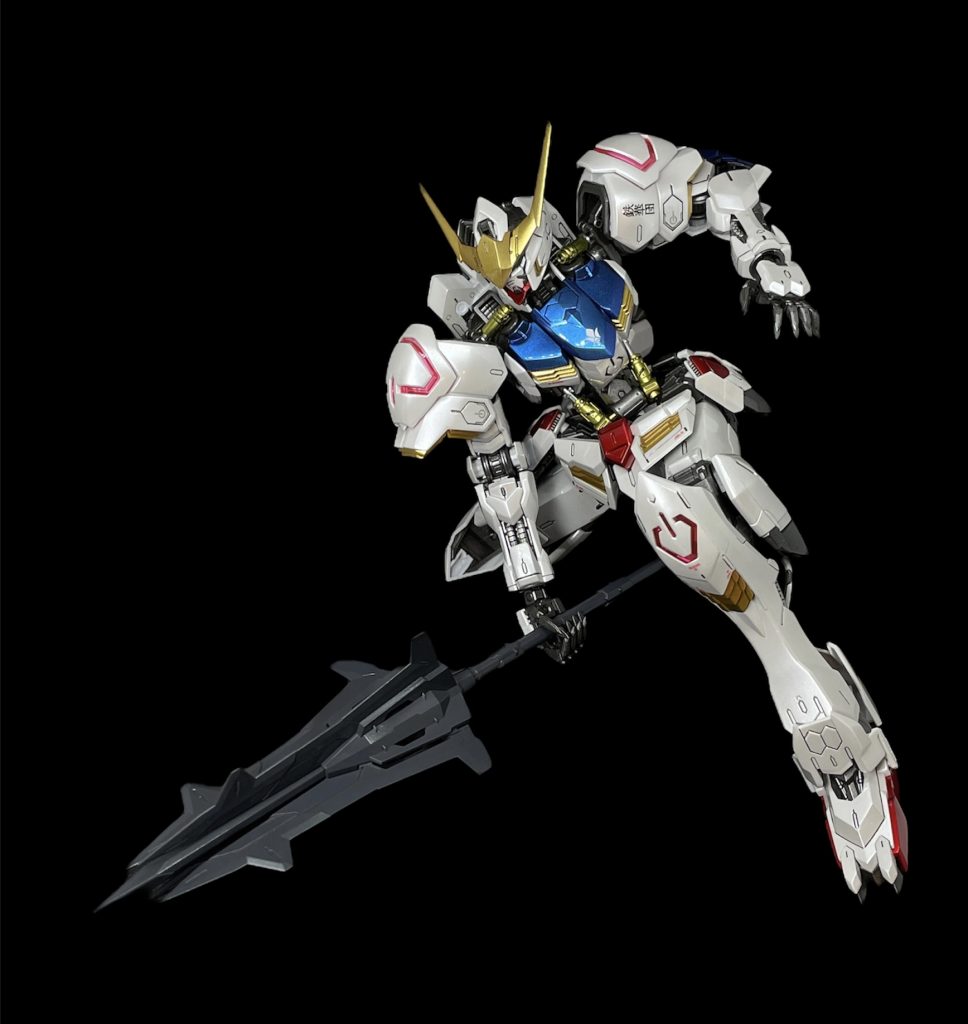 ここからは苦手なポージングです。まずは、箱絵を参考にメイスを持たせました。このメイス、ガチの凶器で何度も手に刺さりました(泣