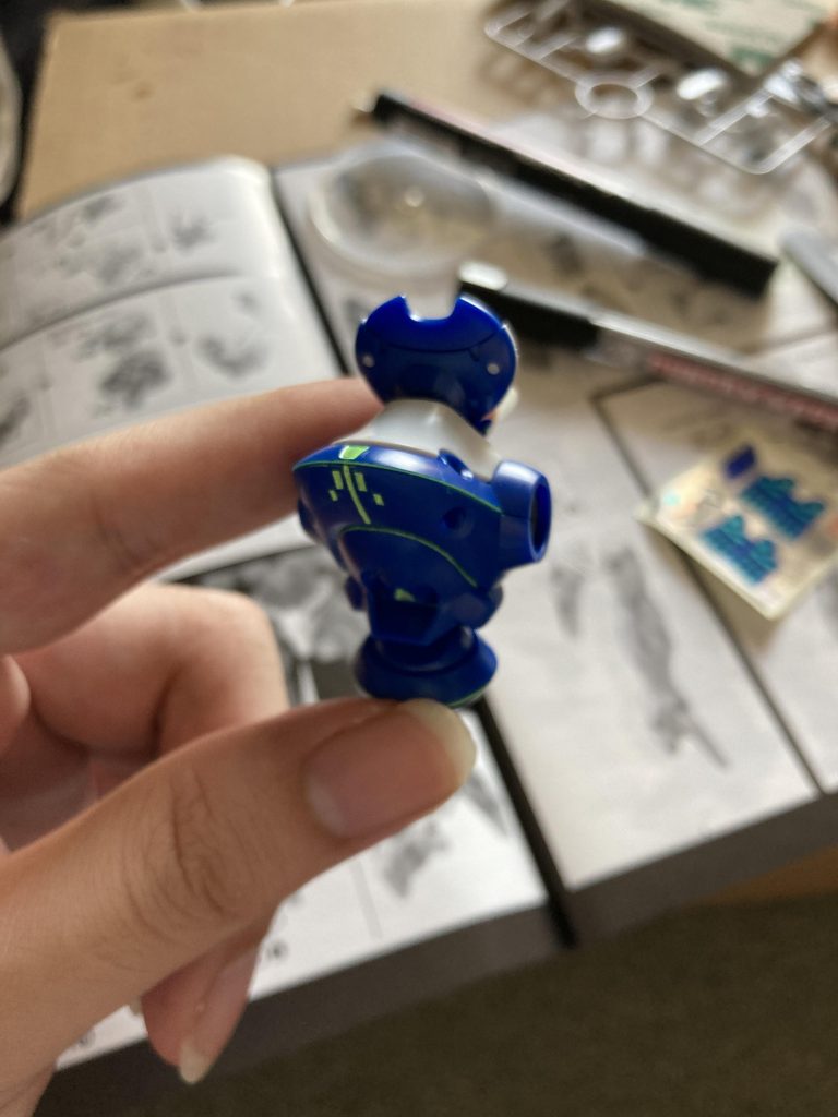 フォトン・エネルギーの流れをイメージして青いプラ部分の溝は蛍光グリーンで部分塗装