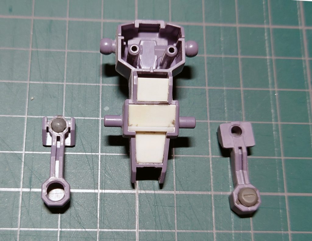 バックパックもスカスカ感が目立ったのでプラ板とリベットパーツでフタをしました。