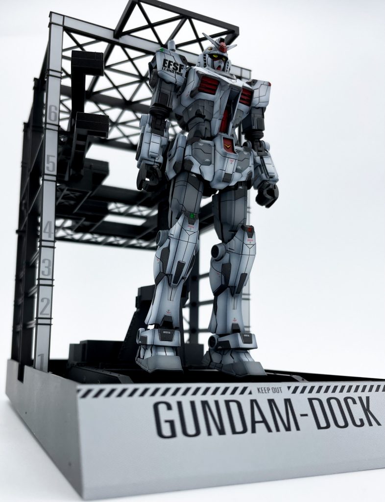 このキットは格納庫が本体なくらいでかいです。