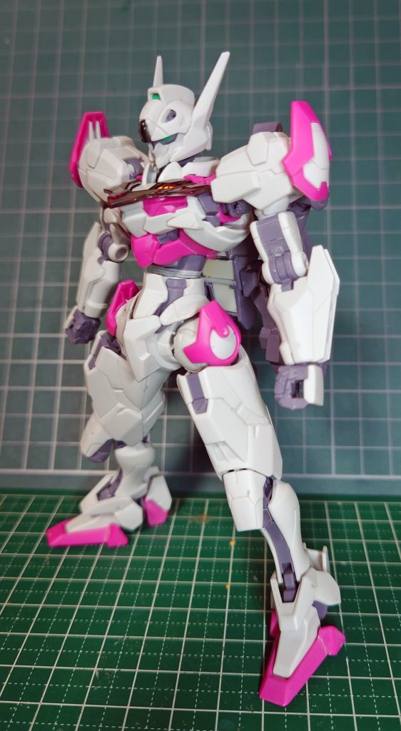 胴体部はプラ板で1.5mm延長。多くの方がされている定番工作です。