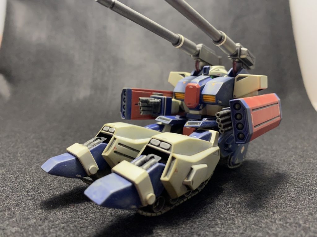 戦車形態。差し替え用の手首はプラ棒で製作。 