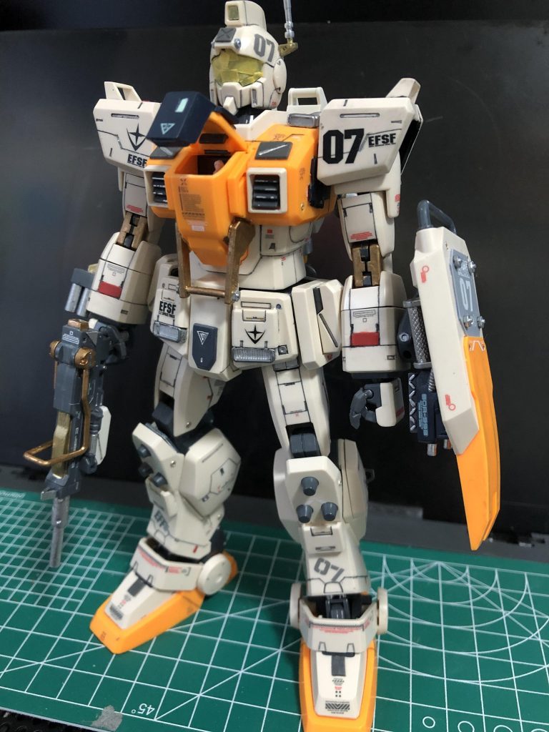 メインのデカールを貼ったところです。ここまでくるとかなり完成に近付いていますね。デカールは貼っていて楽しいのでたくさん貼りたくなって困ります。次はもっとメリハリを意識したいところ。