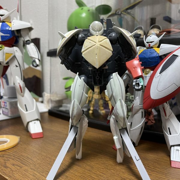 1/144ターンXの進捗。自立しないとバランスがわからないので急拵えでカカトを作って立たせてみた。背が伸びたのでHGCCのターンエーと並べても、ちゃんと戦えそうになってきたかなと思う。ただし、やり残しがたくさんあるので、またまだ作業は継続。（2枚目）