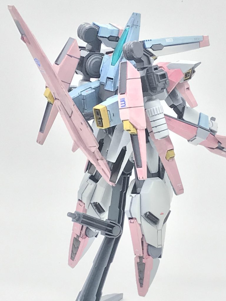 背面のバーニアをミノフスキードライブ風にしようか、、、流石にそれはやめました。燃料タンクを追加しています。長時間の戦闘も可能です。