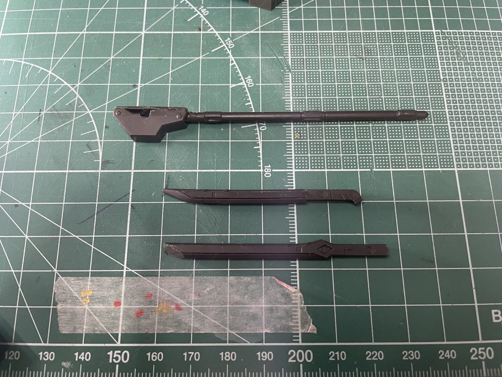 まずはこの3つ。下から名を夜断(よだち)朝斬(あさぎり)昼薙(ひるなぎ)としております。正確には昼薙は先端に夜断を装備することで完成します。