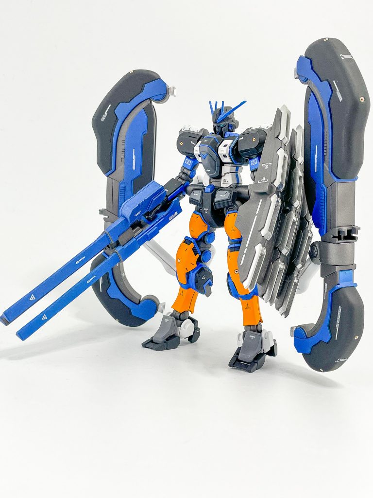 正面基本的にカラーリング変更のみですが、依頼者の要望により・メタルパーツ埋め・レールガンの短縮を施しています。あとは全体のディティール掘り直しと目立つ部分の合わせ目消しですね。