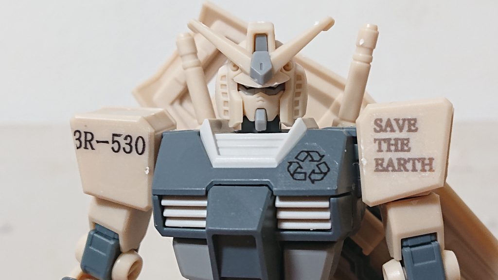 右肩にはリデュース、リユース、リサイクルの3Rとゴミを無くそうの意味の530を。左肩には『地球を守ろう』を英語で『SAVE THE EARTH』の文字。地球から引っ越せませんから(°Д°)見にくいですが胸にはリサイクルマークの♻️を貼りました(^^ゞ 