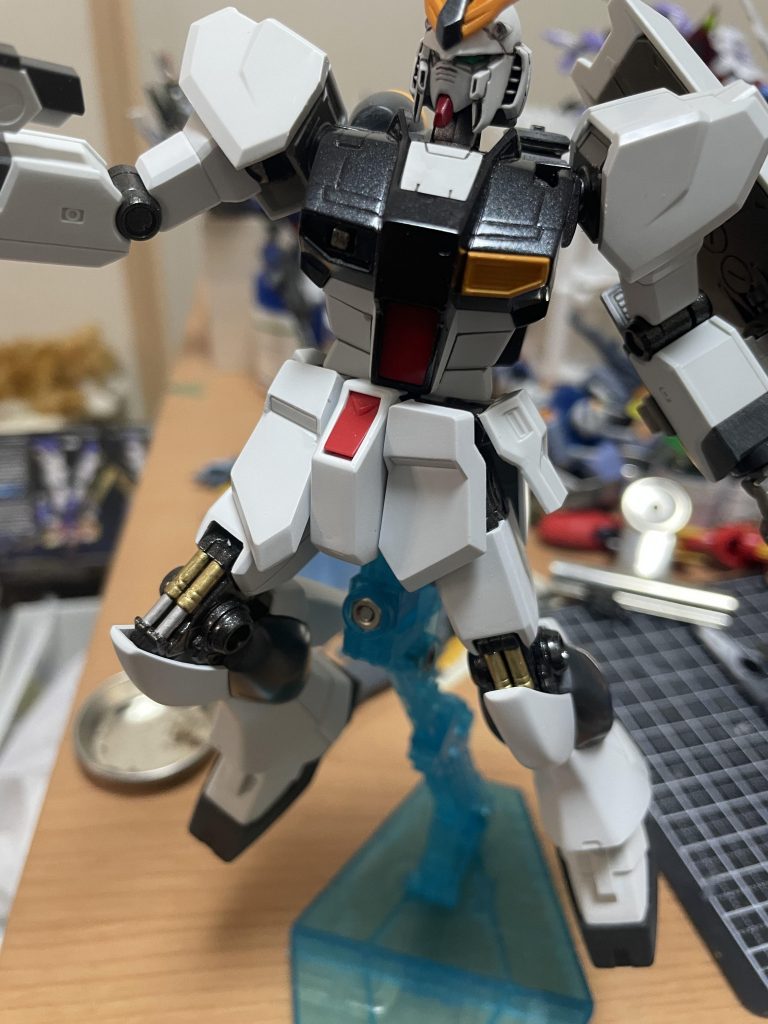 ボディは筋彫りを頑張って追加をして、更にダクトの差し込み口を掘り下げてネオジム磁石を埋め込み胸部パーツを簡単に換装できるようにしました。