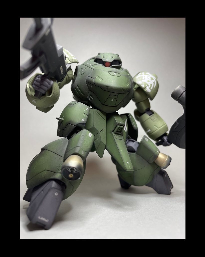 下から煽り気味で膝下にバーニアを追加して機動力をアピール