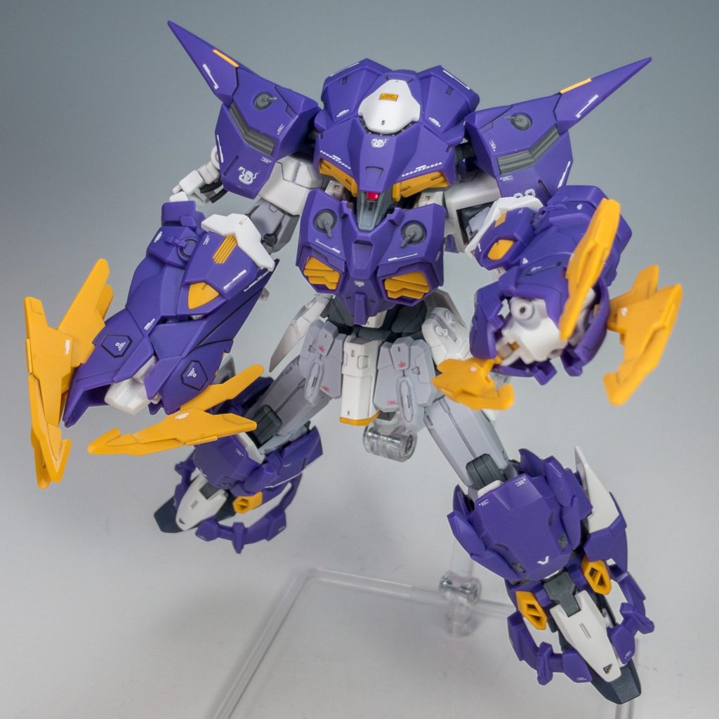 この形態だとアクション取りづらいですが、とりあえずポーズ!ギミック重視なので、アクションは制限されますね。