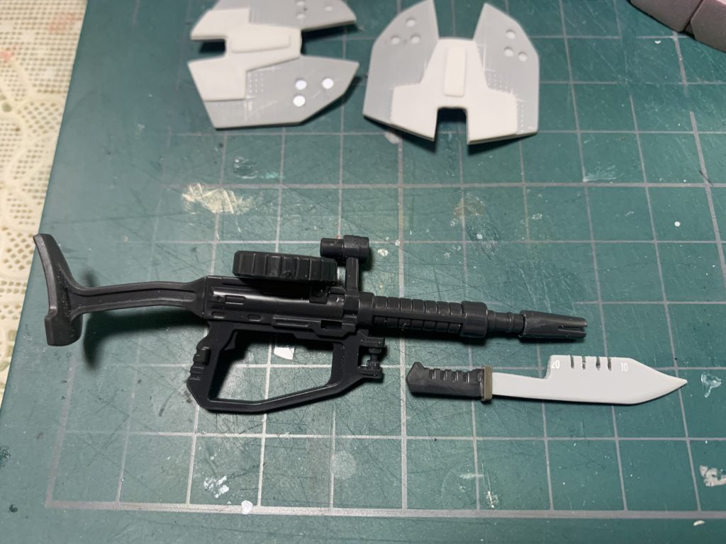 銃剣のナイフは0.3mmのプラ板を3枚重ねて作り、グリップはバズーカのグリップを流用しました。