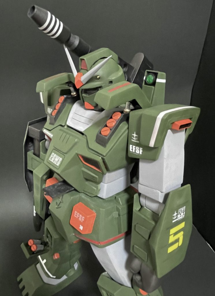 全身のスタイルバランス変更、ミサイルベイなどのハッチオープン、電飾仕込みなど改造を行いました。細かな装飾パーツ以外はほぼキット+プラ板・エポパテを使用しています。