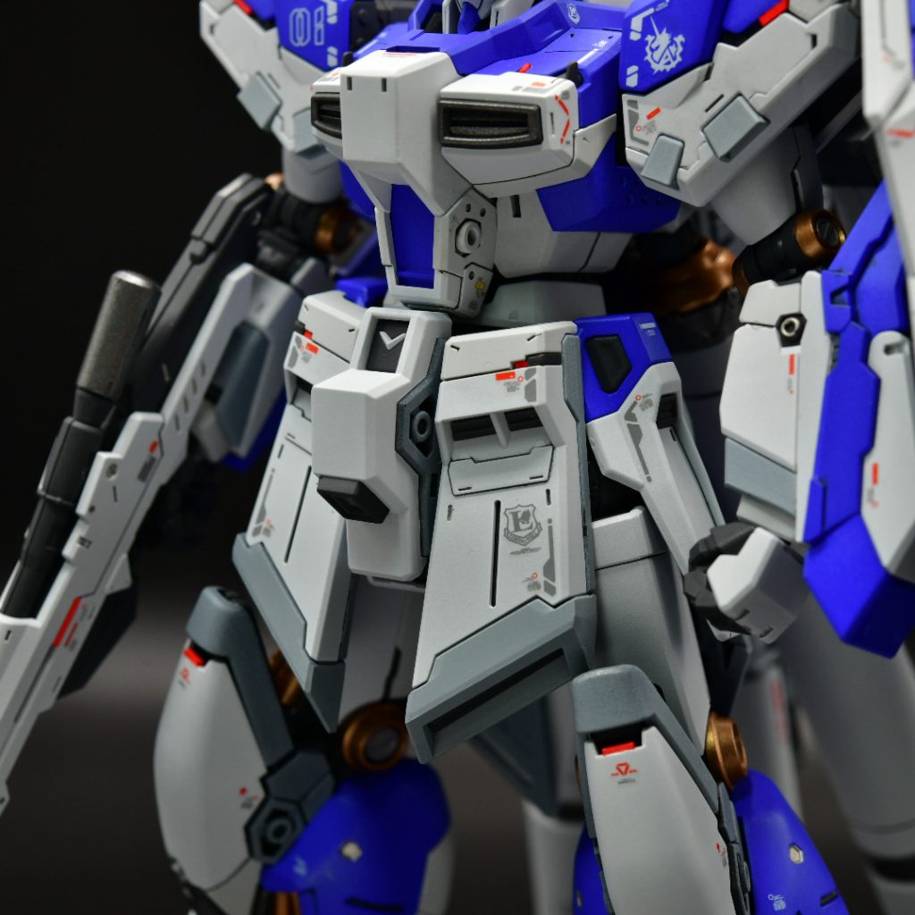 グレー除いてホワイトは2色で塗り分け。あまり濃淡を付けると、うるさくなるので控えめにしました。腹部やスカートの上面など、よく見たら色が違います。