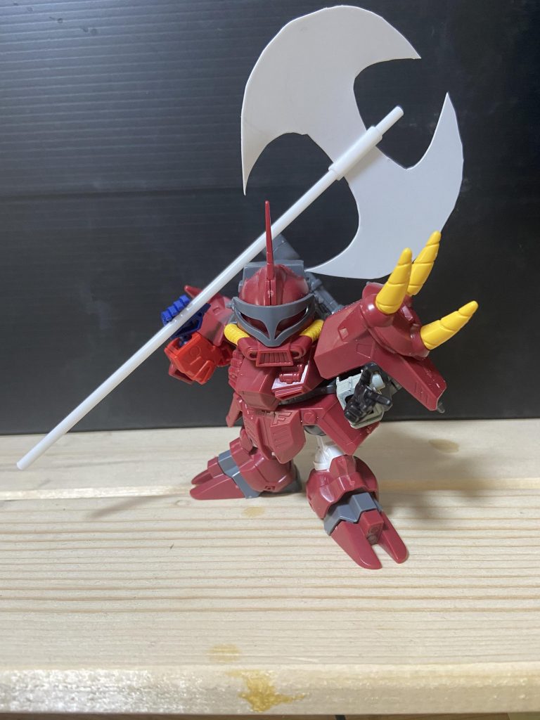 とりあえずジャンクのEXSDアストレイを使って手足を延長!武器も悪そうな大斧とここまではシンプルに決まったのですが、こっからがエグかった!バイザーとか肩のツノとか中途半端に騎士っぽいのでさらに騎士っぽくするにはデザインどうするか…ちなみにここから立ち姿を決めるよう、足首の接続位置を変更したり、脛内側を切り飛ばしたり、股関節そのものに前後可動軸を設けたりしてます。