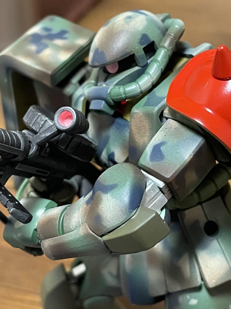 これはウェザリング前のショットです。肘、膝当ては、官給品をイメージしたＯＤ色