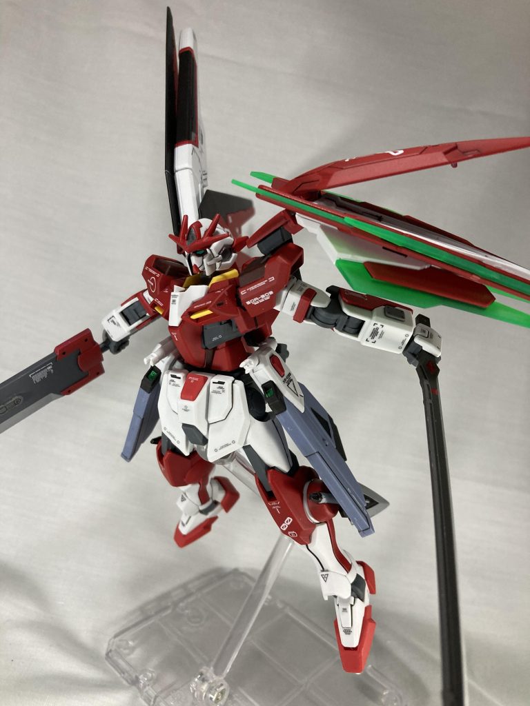 片翼に見せかけて両翼ちゃんと(？)あります、飛びにくそうだけどまぁ粒子とかがなんとかしてくれるさ！