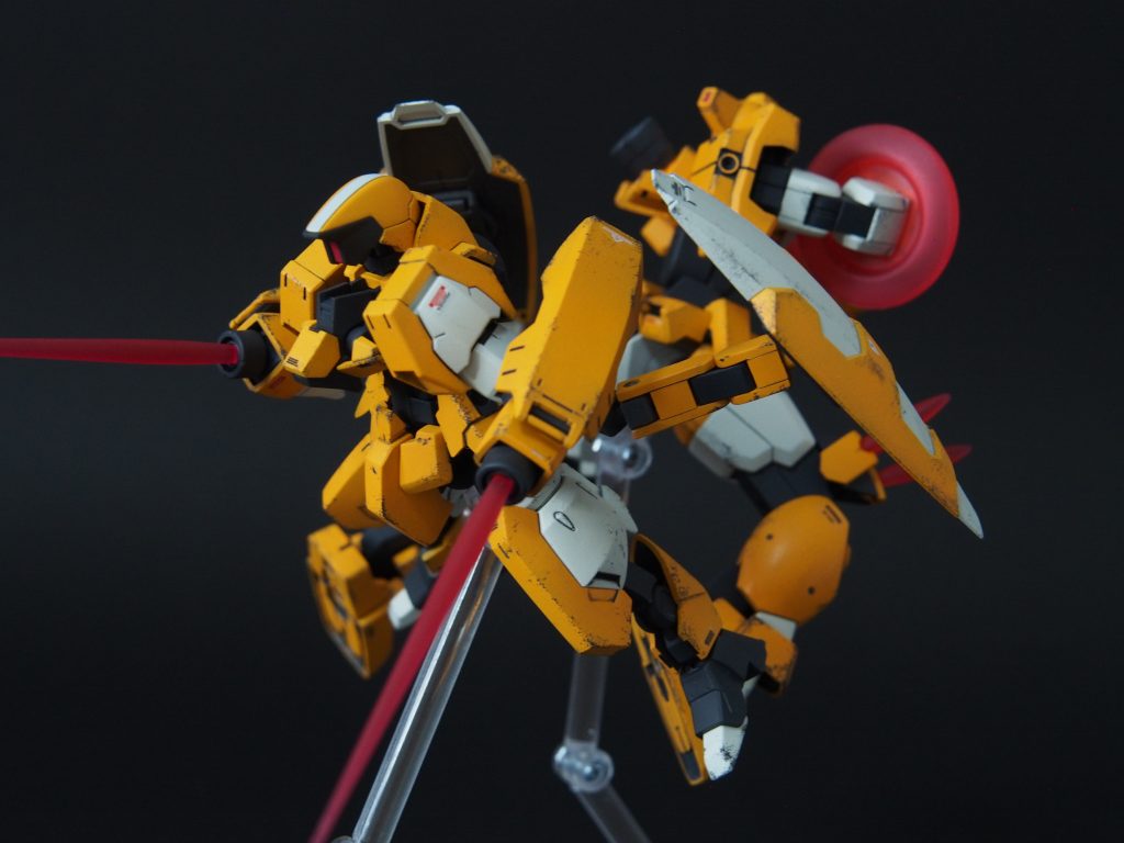 2機での連携で近接戦するのが得意。なお遠距離武器は持ち合わせていません。ここまでご覧いただきありがとうございます。以上で2体それぞれの紹介を終えます。次作品として、この機体の本来の姿を紹介します。