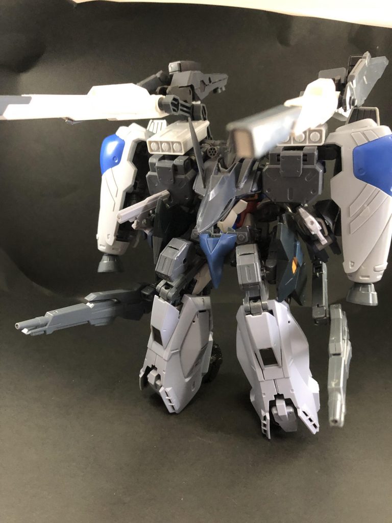 ビームキャノン。両肩のミサイルをパージすればグリップを展開し両手で保持可能です。