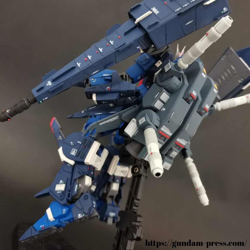 ギャプランのスラスターを備えたバックパックは諦めましたが、ZZのキットからビームキャノンを2本足して計4本にしています。