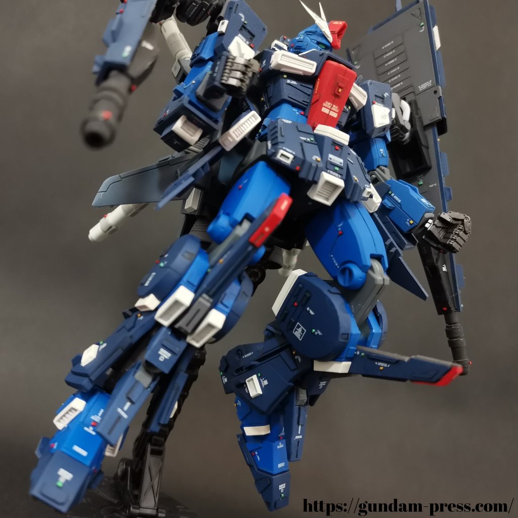 下から煽りポーズが良く決まります(笑)。