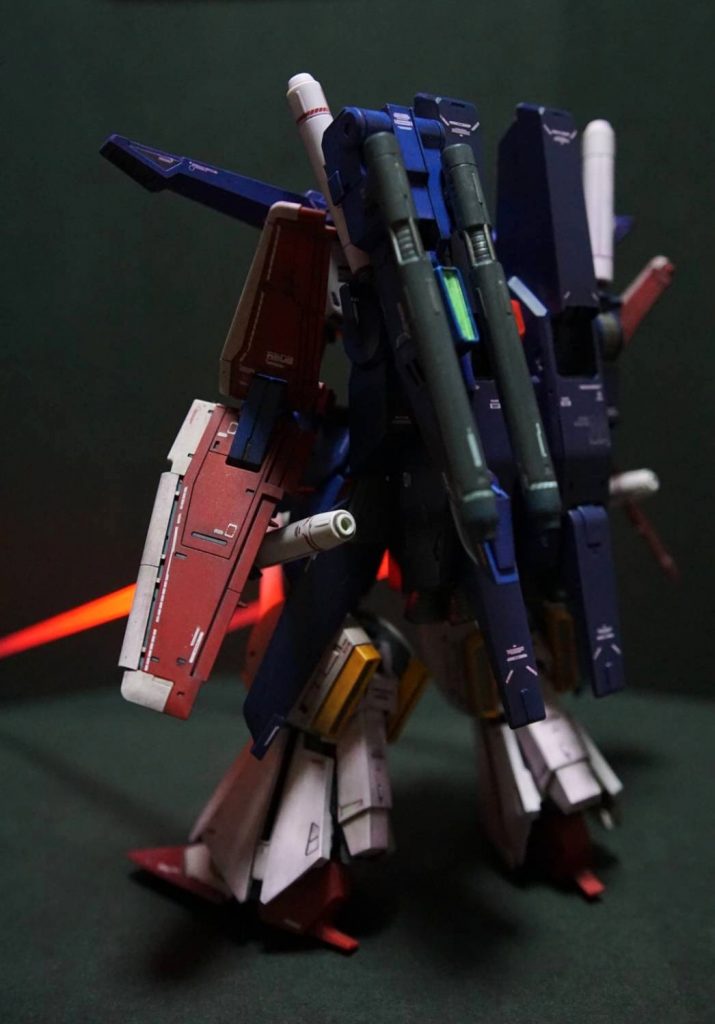 バトオペ凝視し、ビームライフル背負えるように改造。ビームマグナムの仕返しにびくびくしながら過ごすダブゼ。真面目なコメントすると、濃い色にフィルタ掛けるのを結構苦戦し、激薄シタデルでいけんだろと塗りたくったら見事に失敗して、デカール剥がれないように塗膜剥がす羽目に‥ムズくてお腹痛くなりました。あと二階の窓から塗装後のトップコートしてたら本体落としましたテヘ