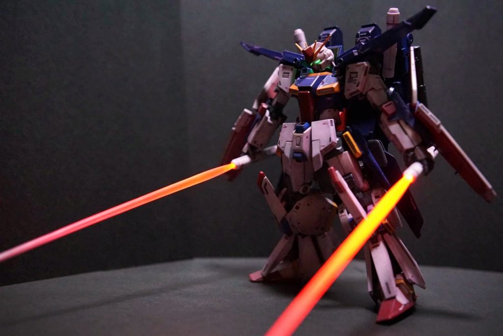 両椀のシールドとバックパックを外すと、ガラリと細マッチョになりセクシー。バンシィは止める!!(倒すとは言っていない終