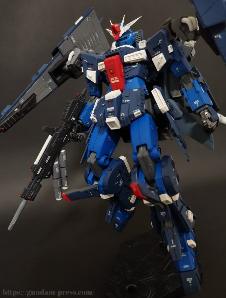 手持ちのビームライフルはZガンダム用の物を少し改造して流用しています。