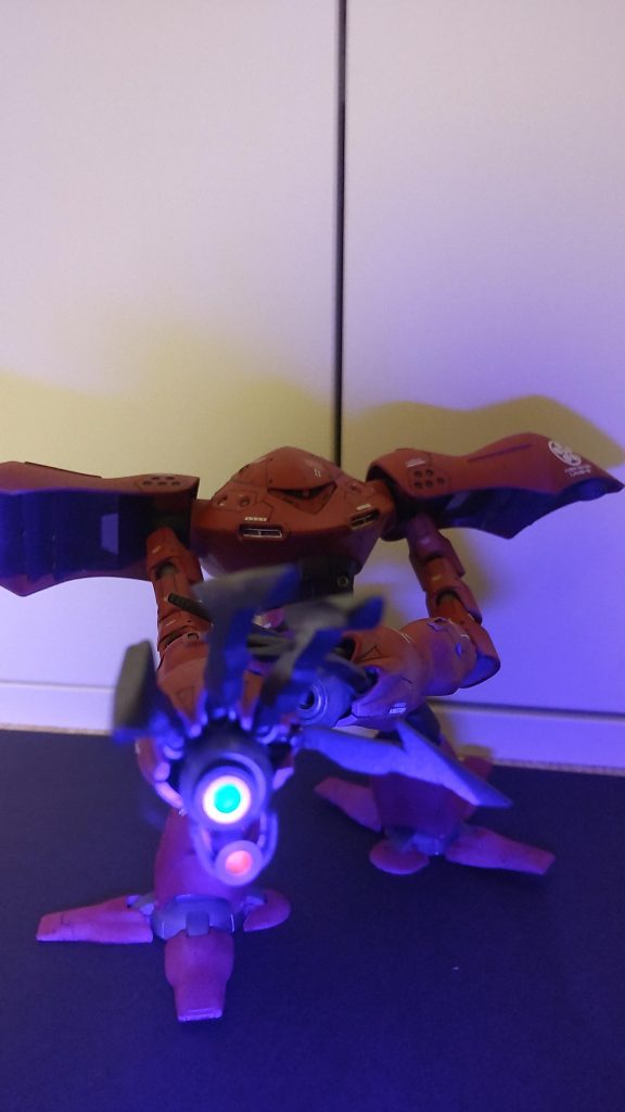 お約束で武器は蛍光塗料です。マイクロ波兵器＋レーザー兵器みたいなイメージで作成しました。イイネ、コメント頂いている方、フォロー頂いている方、励みになります！