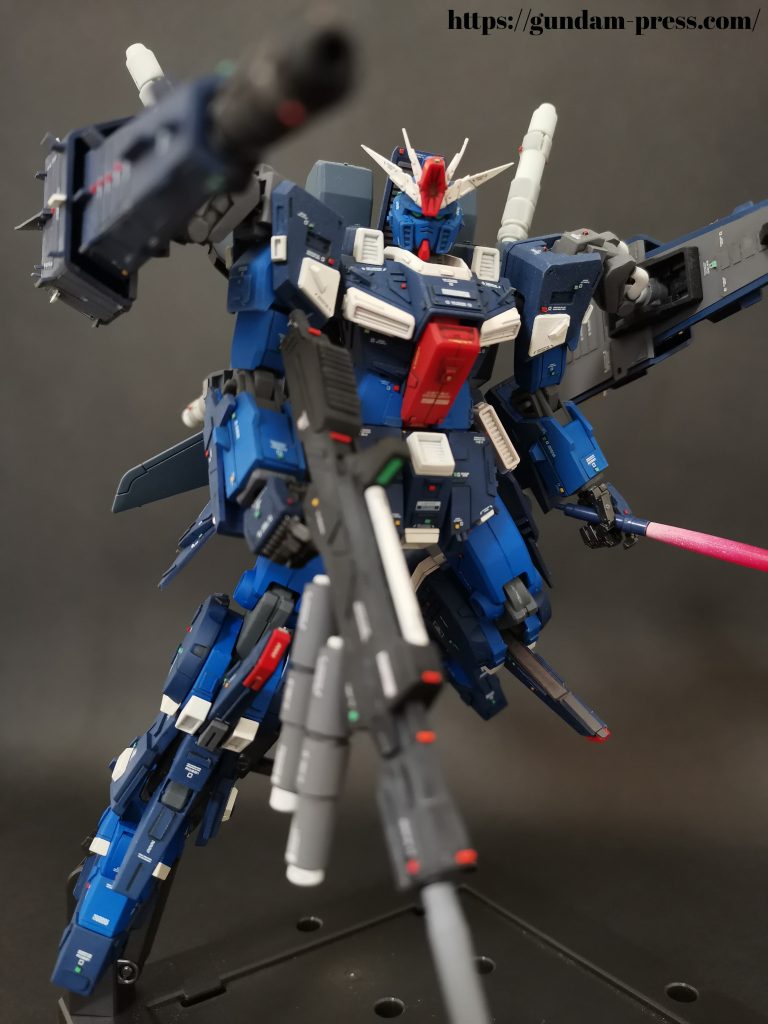 左手にビームサーベルを装備させた状態です。これもヘイズル改用の物を流用しています(余り物の有効活用です)。