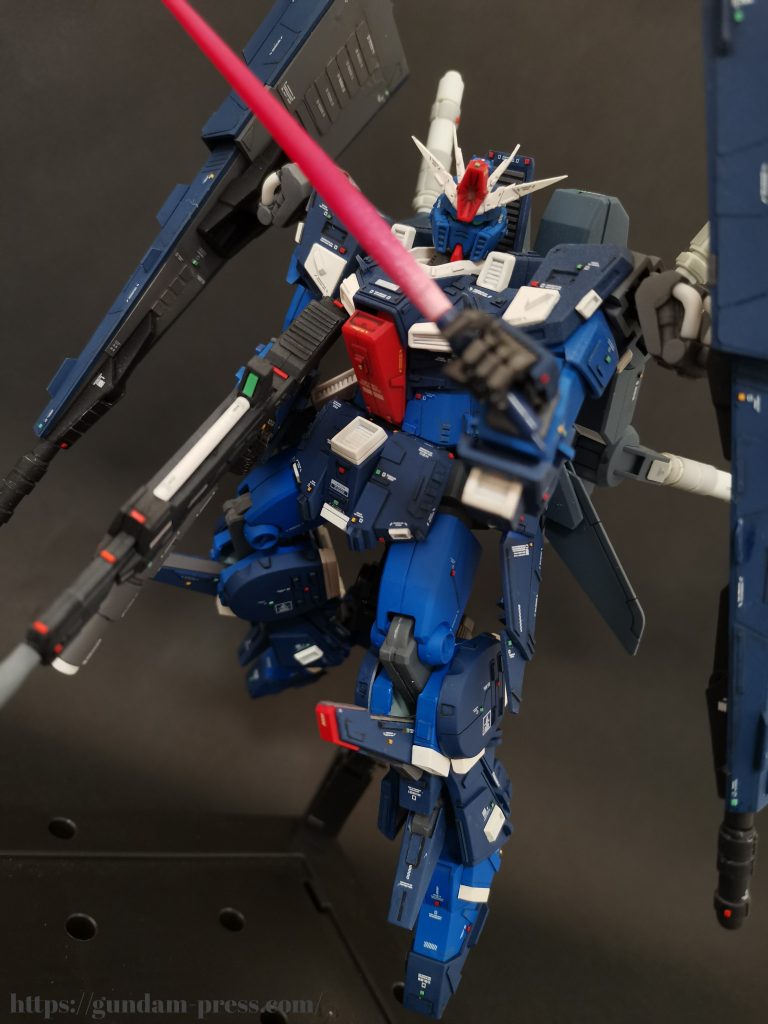 反対側からもサーベル越しカメラ目線です。