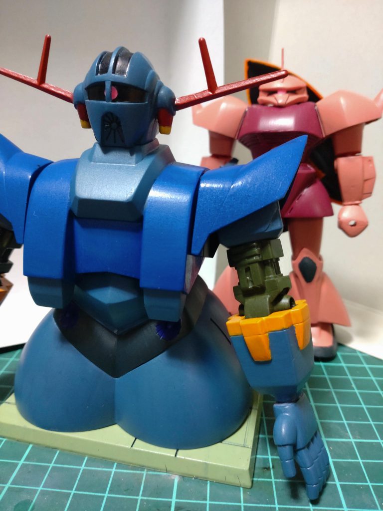 待機中の一コマ「足が付いていない?」「足なんて飾りです。偉い人にはそれが判らんのです!」