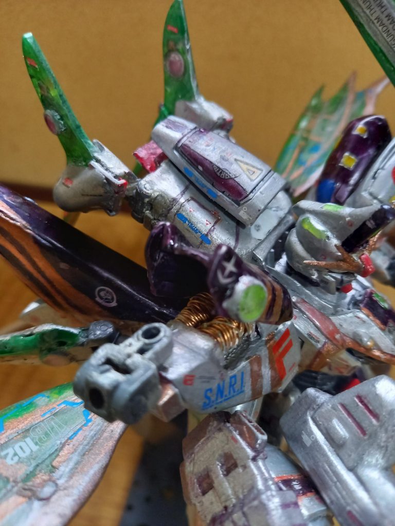 F91は三機めで、情報収集できる機体とステルス機能が欲しくてブリッツガンダムの肩パーツに画像から作りました。